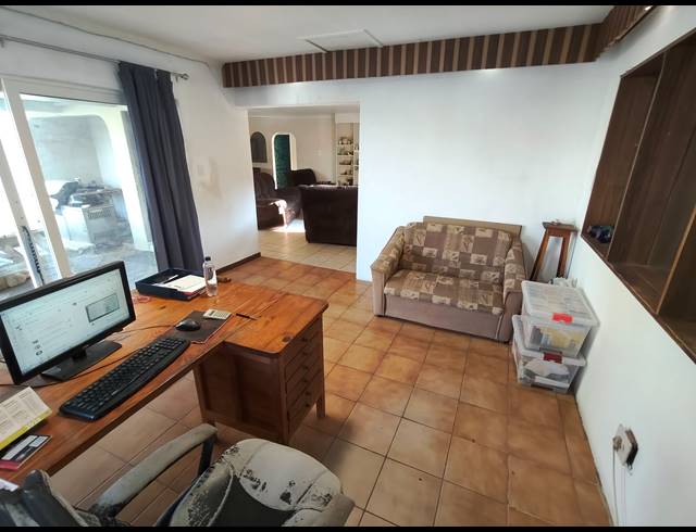 4 BEDROOM FREEHOLD FOR SALE IN CAVERSHAM GLEN